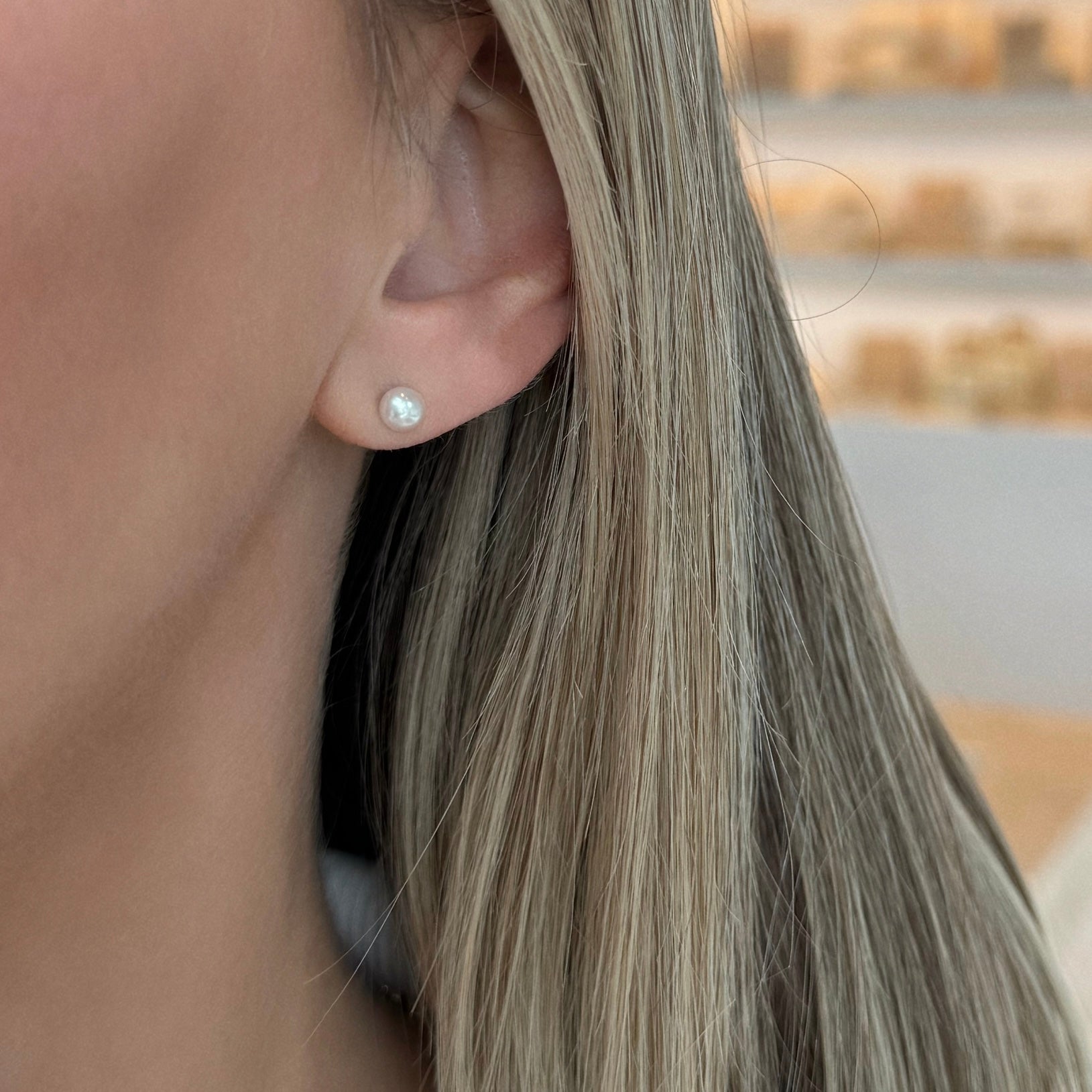 4.5mm White Pearl Fleck Studs