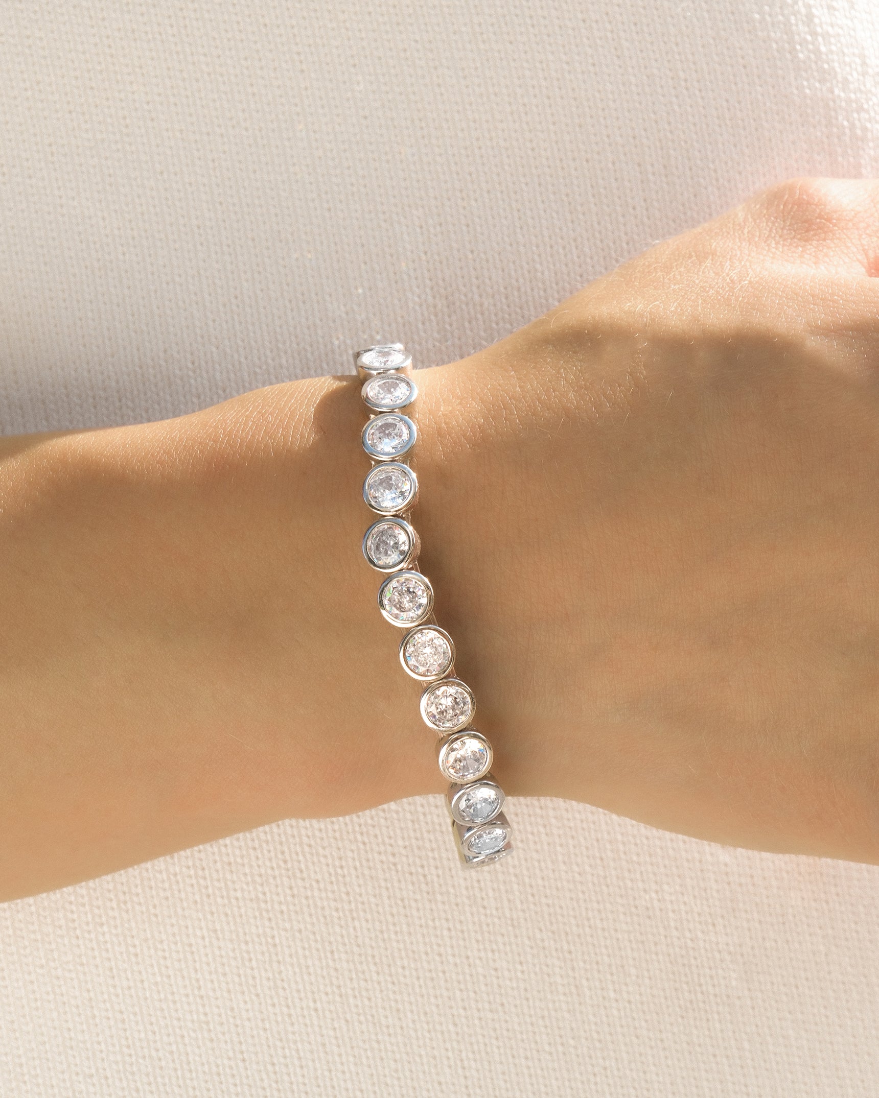 Bold Round Bezel Stretch Tennis Bracelet