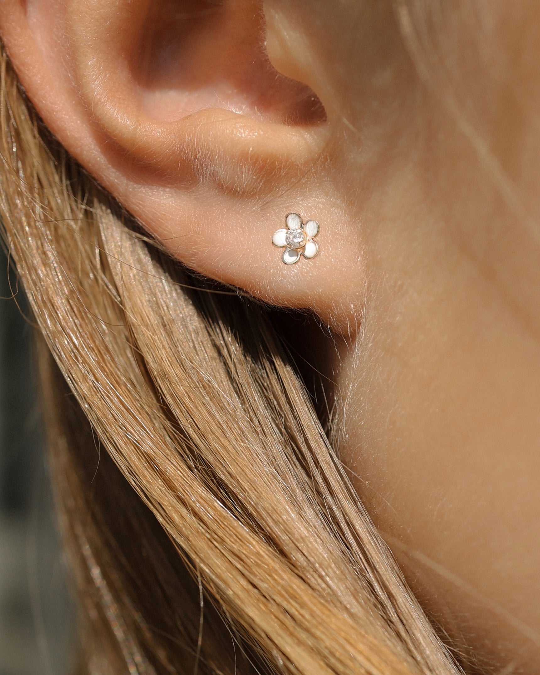 Daisy White 10K Studs