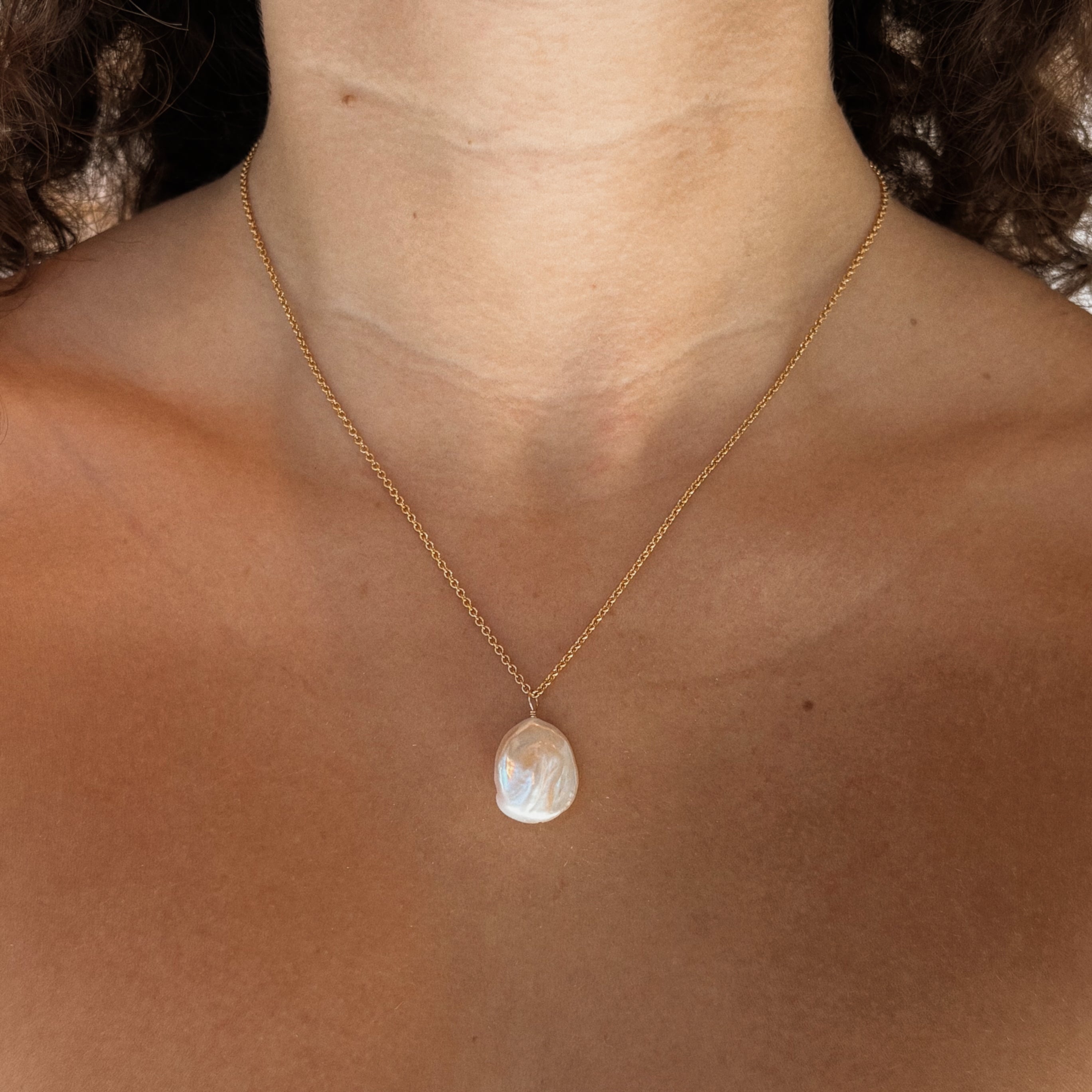 自然なシェイプ淡水パール【leah alexandra】MAROLA NECKLACE Marola Drop Necklace